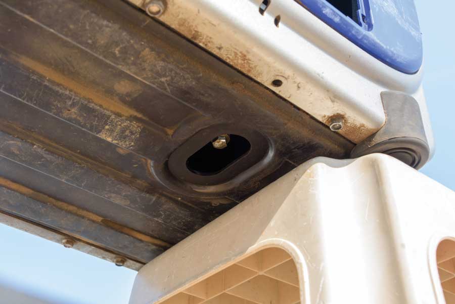 On the bottom of the generator, remove the rubber cover from the oil-drain port.