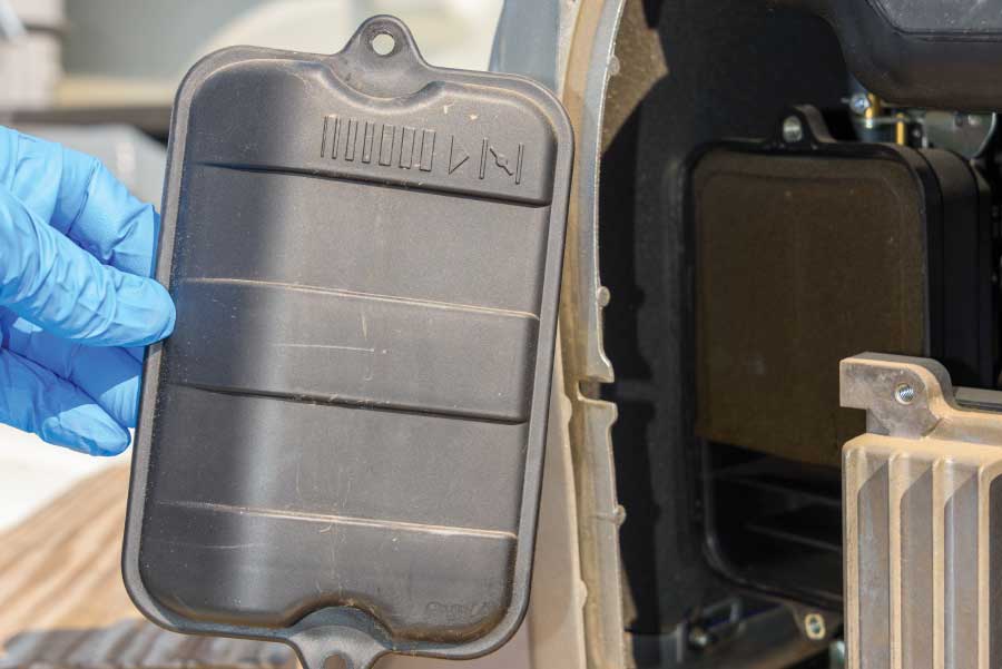 Remove the plastic cover from the air filter.