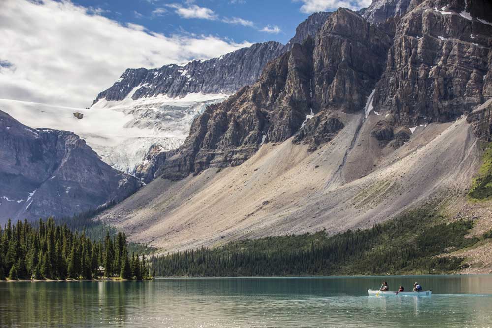 On the province’s western side, the Bow River flows into turquoise- blue Bow Lake, presenting stunning photo opportunities just off the Icefields Parkway. 