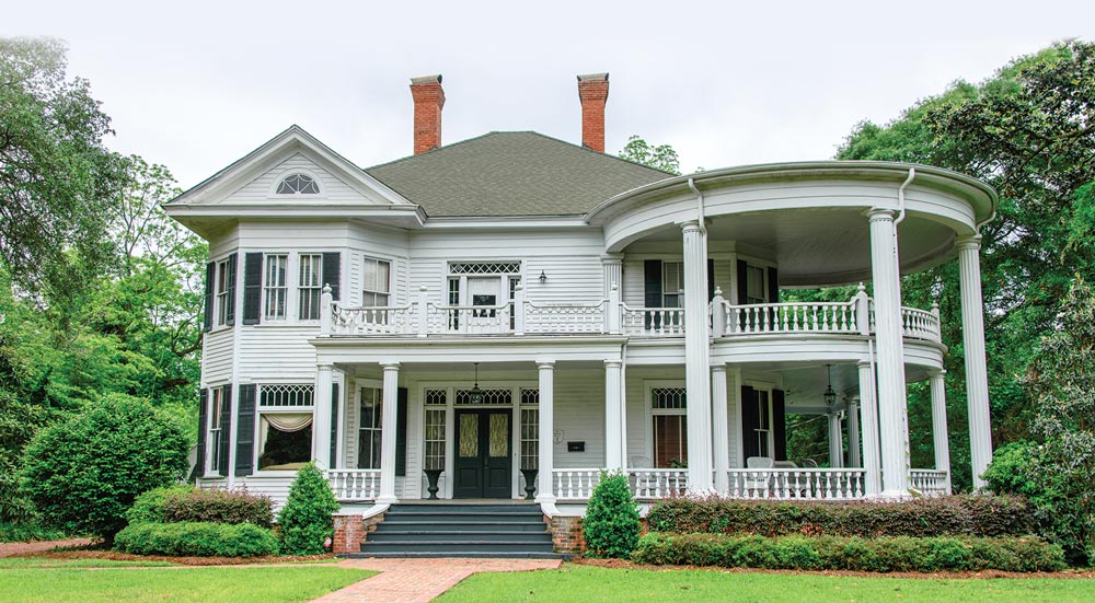 The stately grandeur of graceful antebellum mansions throughout Georgia evokes thoughts of a bygone era when life was lived at a slower pace.