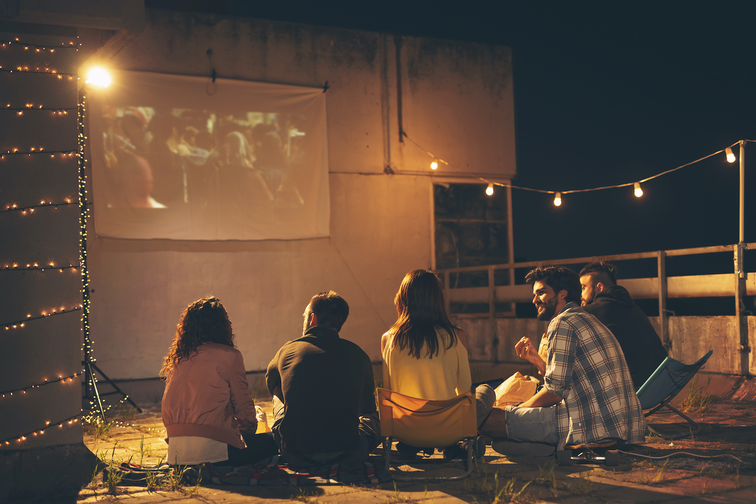 Group of young friends watching a movie on a building rooftop terrace, eating popcorn, drinking beer and having fun (Group of young friends watching a movie on a building rooftop terrace, eating popcorn, drinking beer and having fun, ASCII, 116 compon