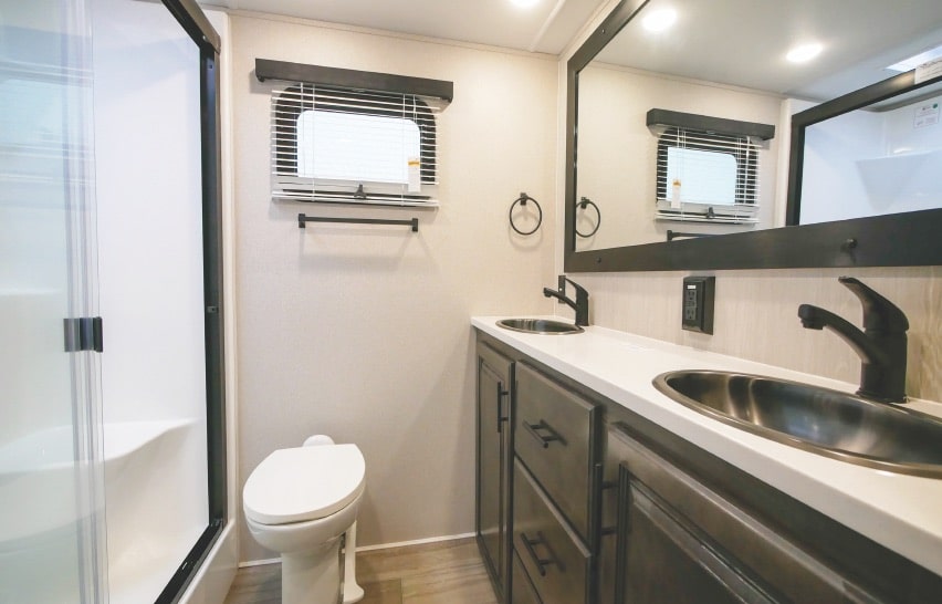 Bathroom in Cardinal Luxury 345RLX