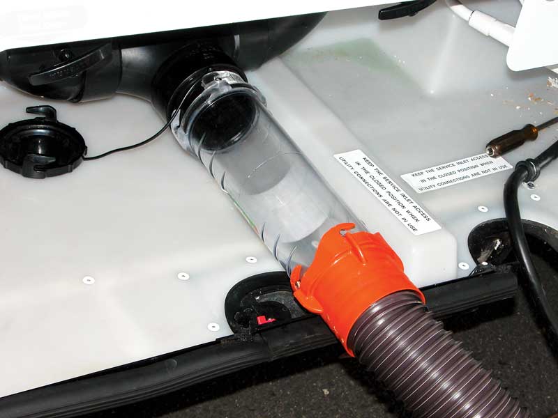 Clear-view hose adapter to indicate a clean tank