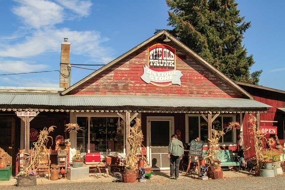 The Old Trunk, a combination fruit stand, soda fountain and antiques shop, on the Hood River County Fruit Loop. 