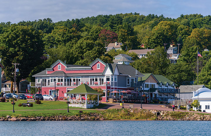 Harbor town at Lake Superior’s south shore in Wisconsin and Michigan 