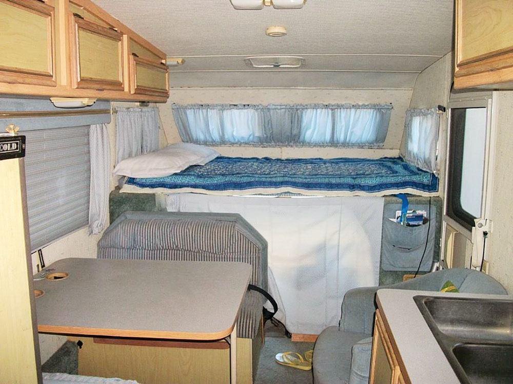 The comfortable cabover bed makes optimal use of space.