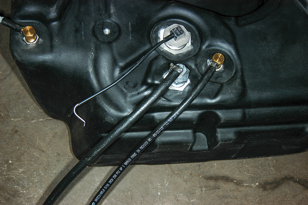(10) Hoses are connected to the fittings before mounting to the tank. 