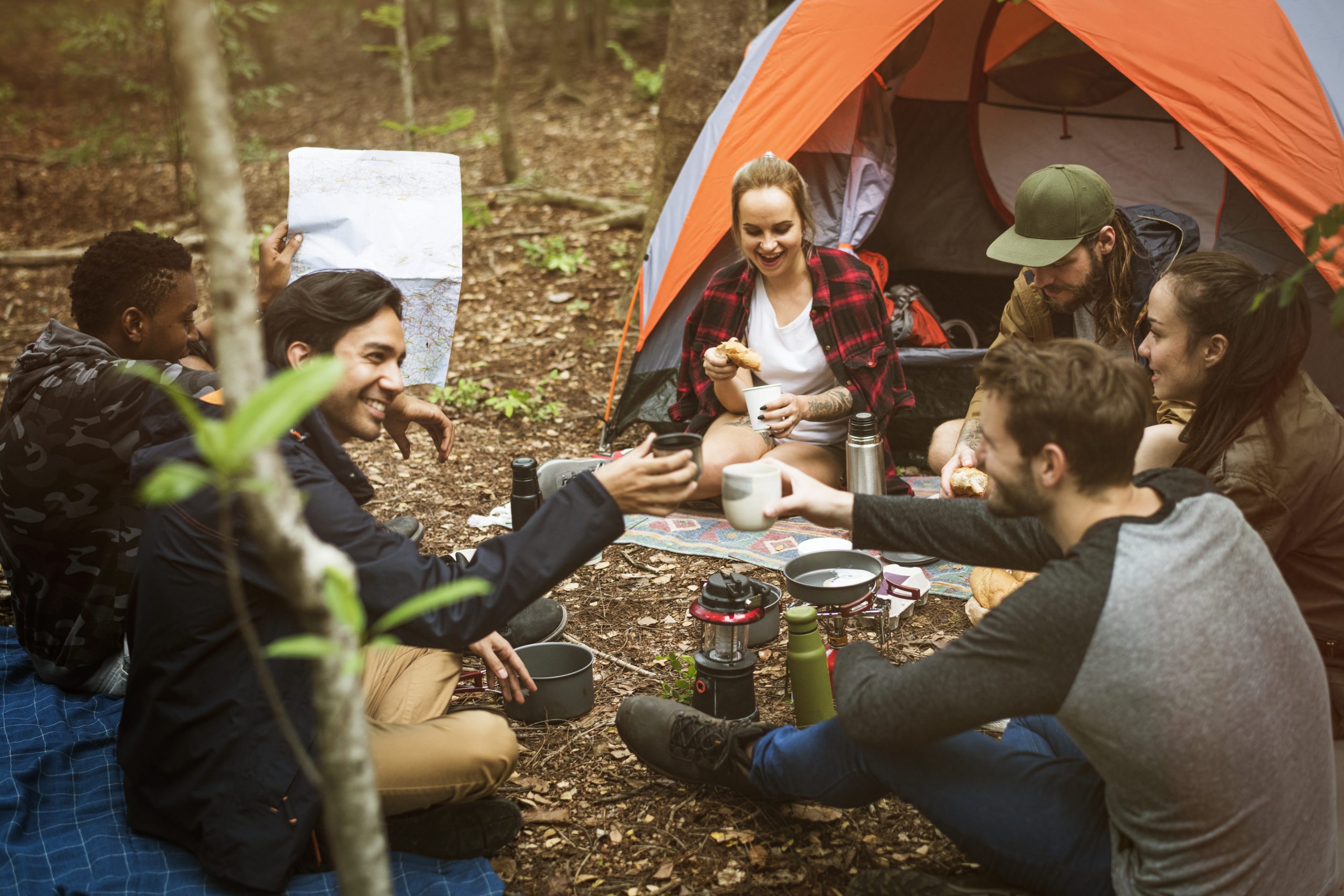 Camping together. Друзья в походе. Люди на пикнике в лесу. Пикник в лесу с друзьями. Туризм палатка люди.