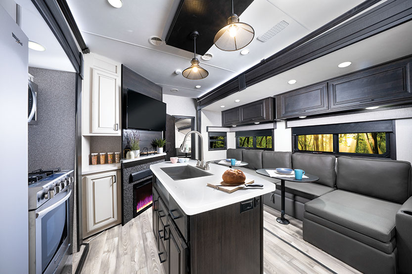 Fifth-Wheel: Highland Ridge Open Range 395BHS
