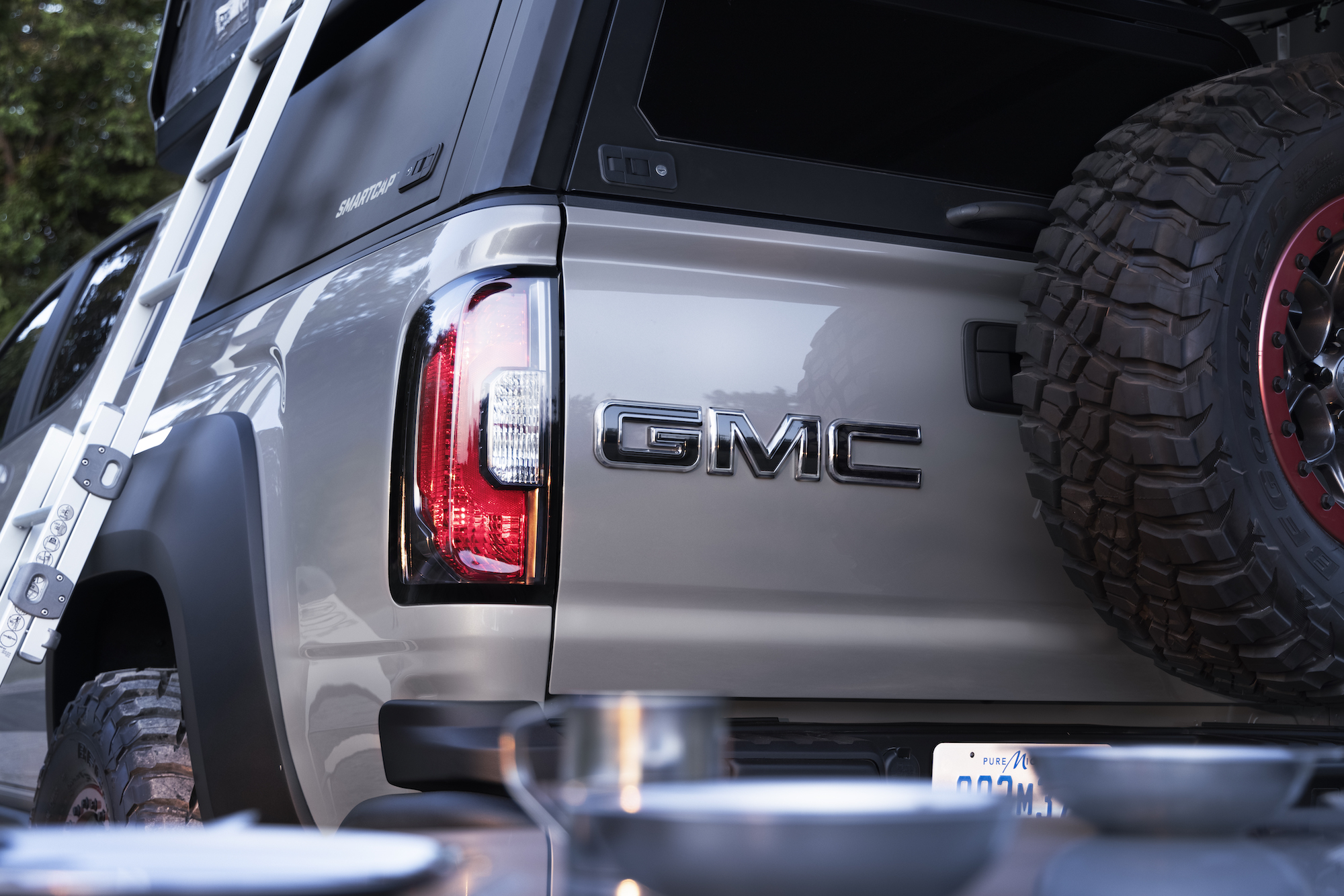 GMC Canyon AT4 OVRLANDX GMC logo