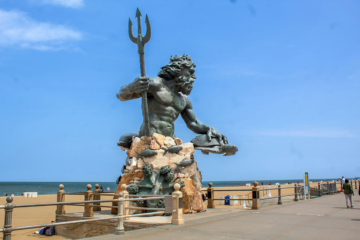 Big statue of netptune.