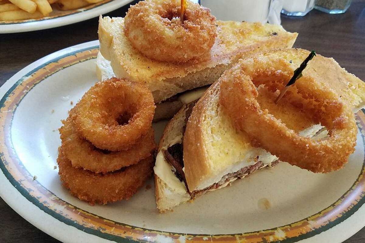 Sandwich with onion rings.