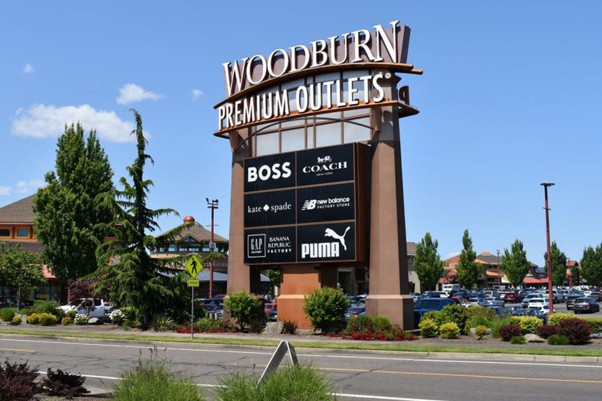 Sign proclaiming outlets.