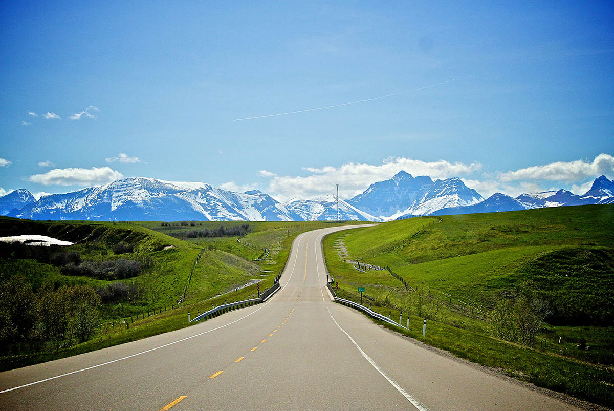 Road to stunning mountains