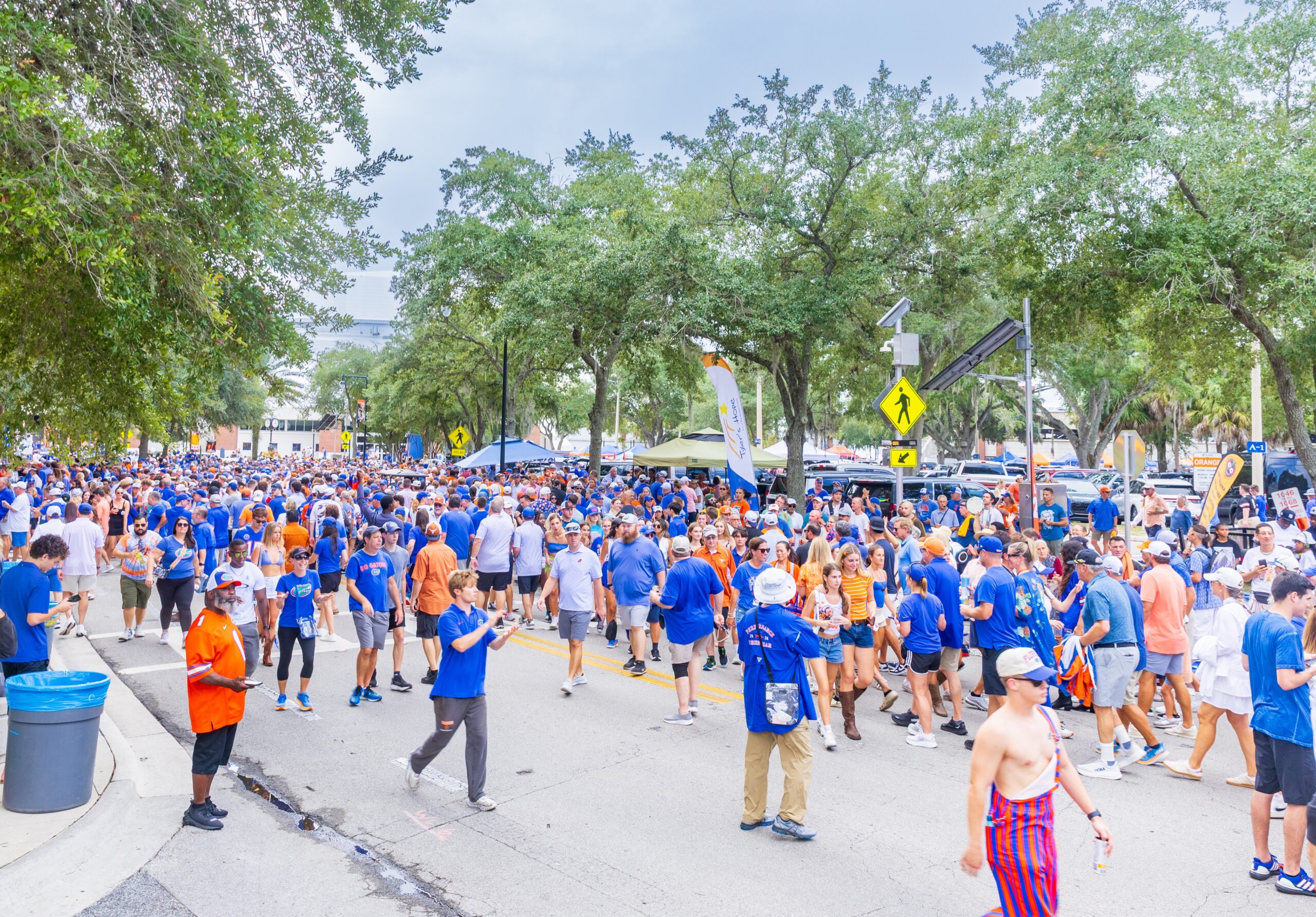 Tailgating crowd, Gators Game